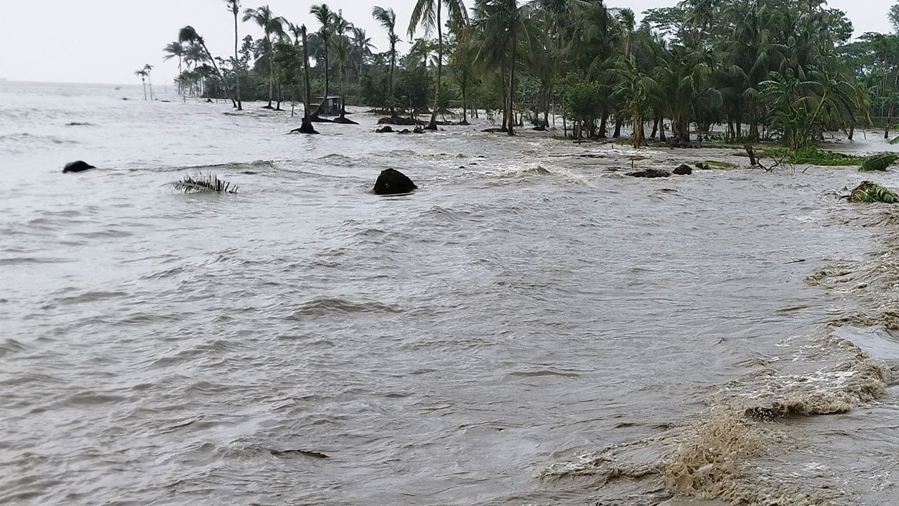হাতিয়ায় বেড়িবাঁধ ভেঙে তিন গ্রাম প্লাবিত, রাতের জোয়ার নিয়ে শঙ্কা