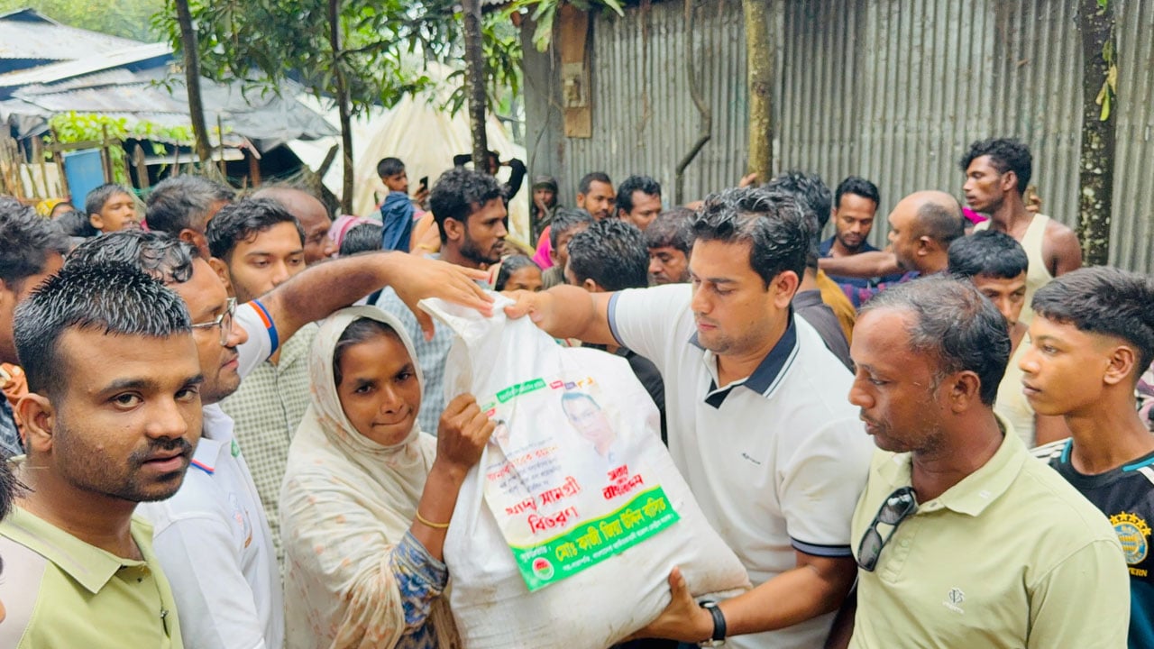 ছাত্রদলের উদ্যোগে চট্টগ্রামে বন্যার্তদের মাঝে ত্রাণ বিতরণ
