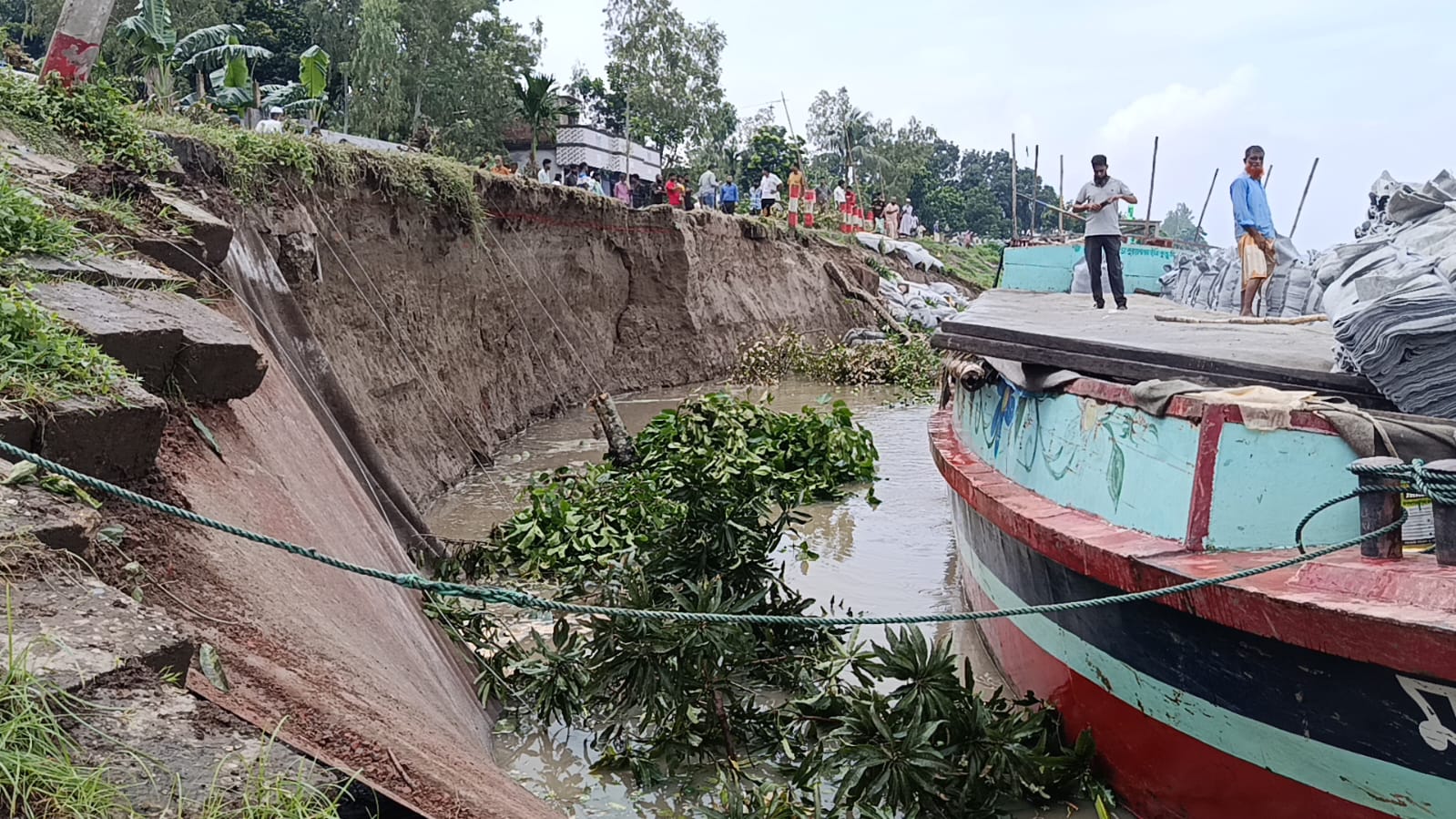 গোপালপুরে যমুনাগর্ভে বিলীন সড়ক, দুর্ভোগে হাজারো যাত্রী
