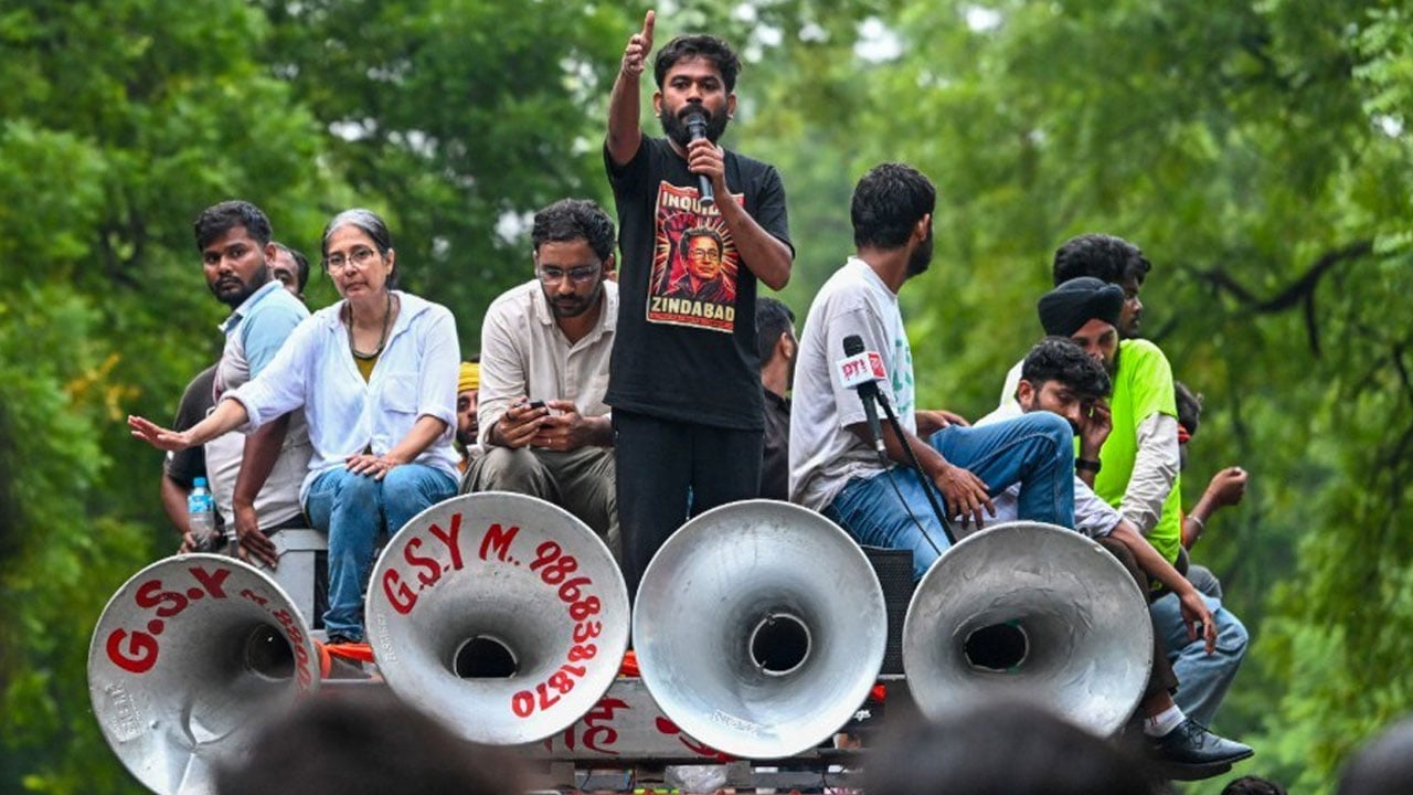 হঠাৎ বিরতিতে ককরোচ প্রধান, শিগগিরই ফেরার ঘোষণা