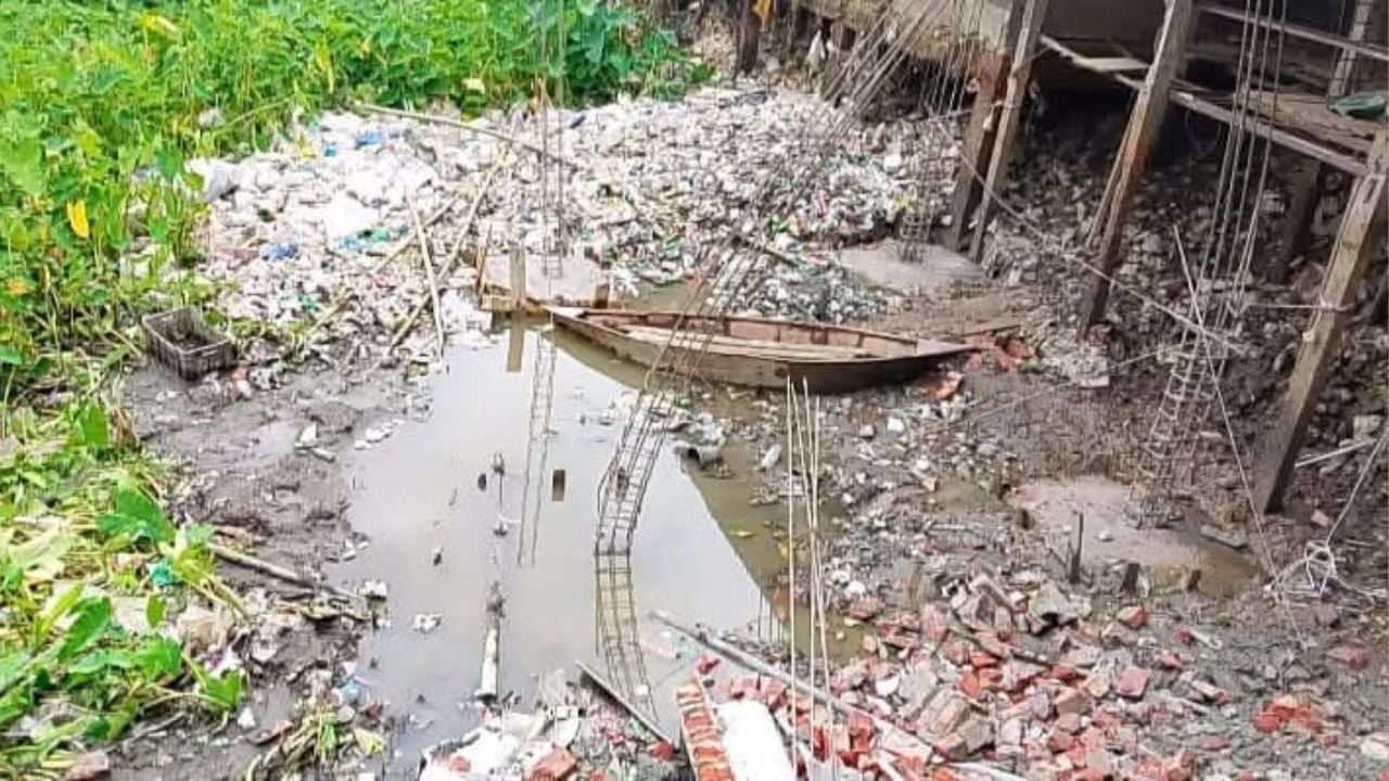 
রামগঞ্জে সরকারি পুকুর জবরদখল করে ইমারত নির্মাণ 