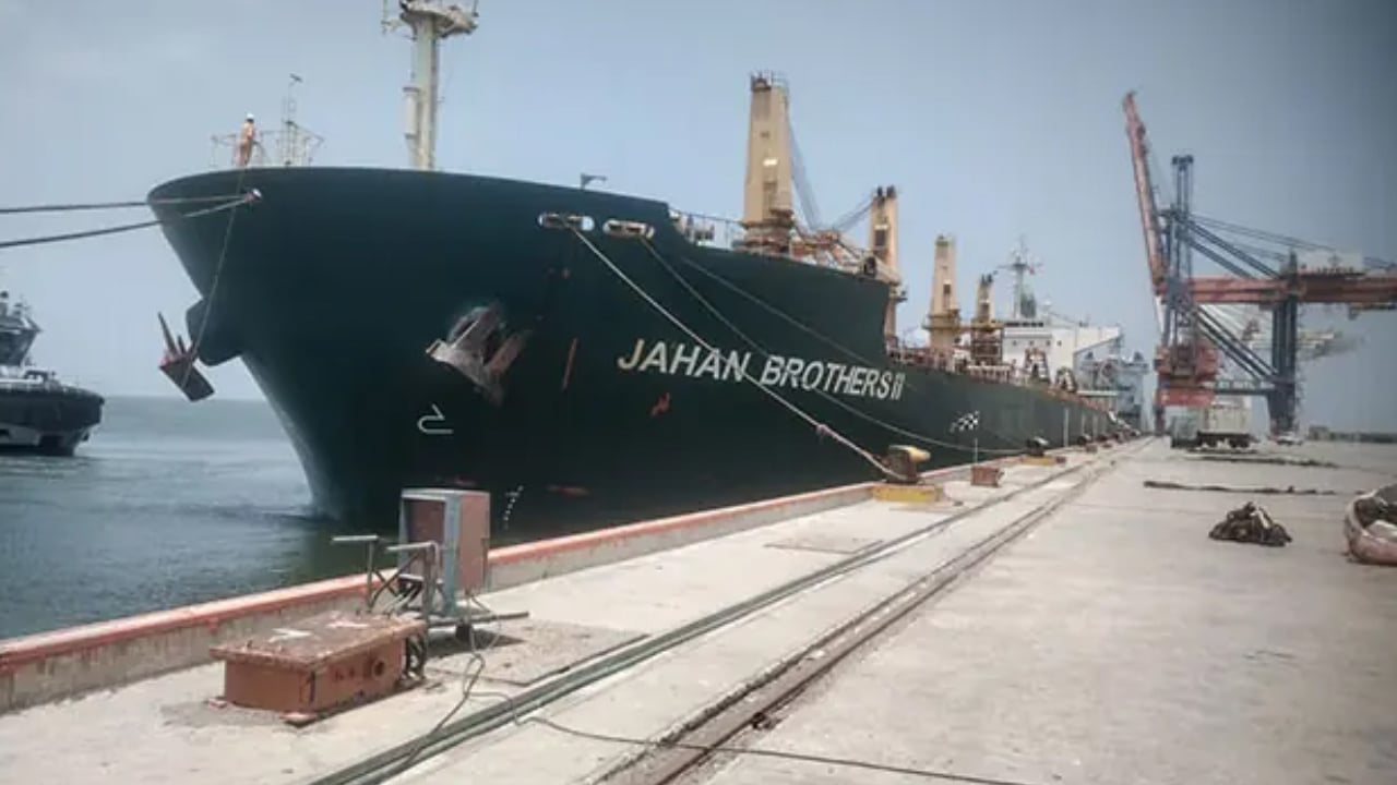 ৫৩ হাজার টন পণ্য নিয়ে পাকিস্তানের গোয়াদর বন্দরে বাংলাদেশি জাহাজ