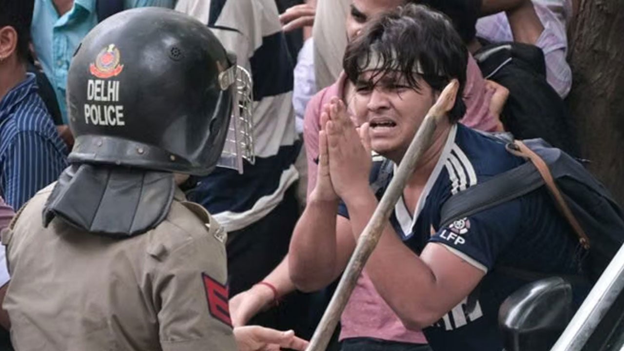 ককরোচ জনতা পার্টি (সিজেপি)-এর ‘চলো সংসদ’ কর্মসূচিতে বিক্ষোভাকারীদের ওপর পুলিশের অ্যাকশন। ছবি: সংগৃহীত।