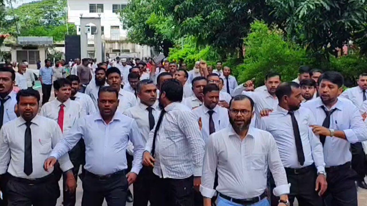 গোপালগঞ্জে বিচারকের অপসারণ দাবিতে বিক্ষোভ