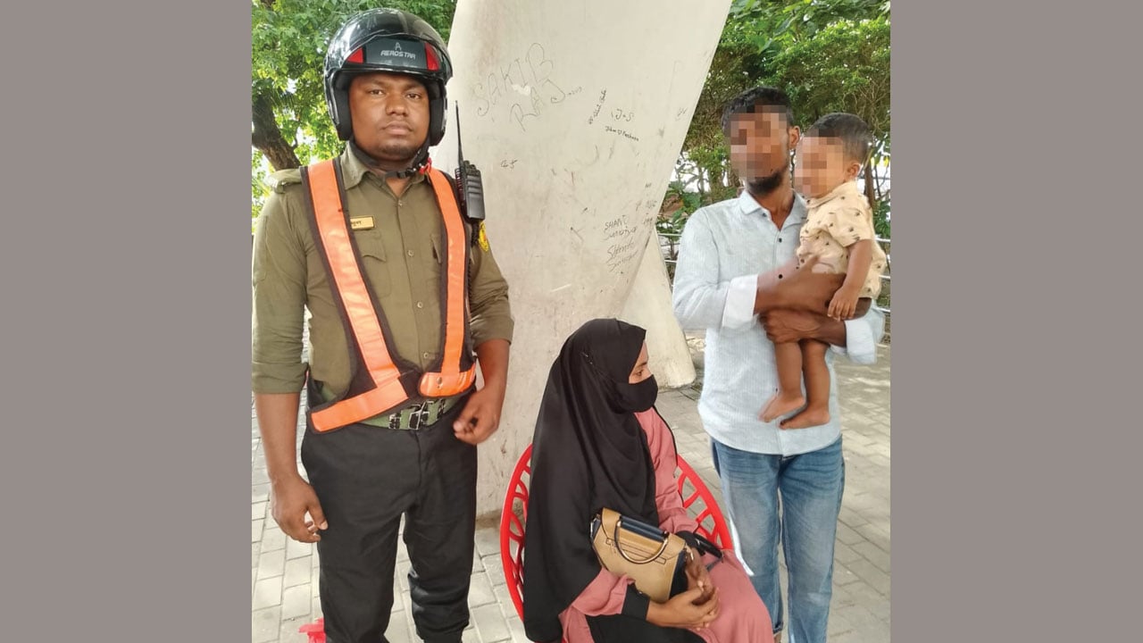 রাজধানীতে গাড়ির নিচে ঝাপ দেয়ার চেষ্টা, শিশুসহ মাকে বাঁচালেন আনসার সদস্যরা