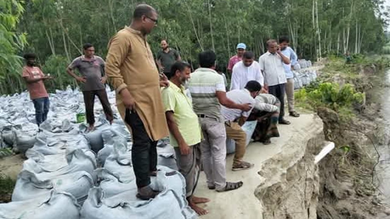 করতোয়ার বাঁধে ভাঙন ঠেকাতে জিও ব্যাগ ডাম্পিং শুরু