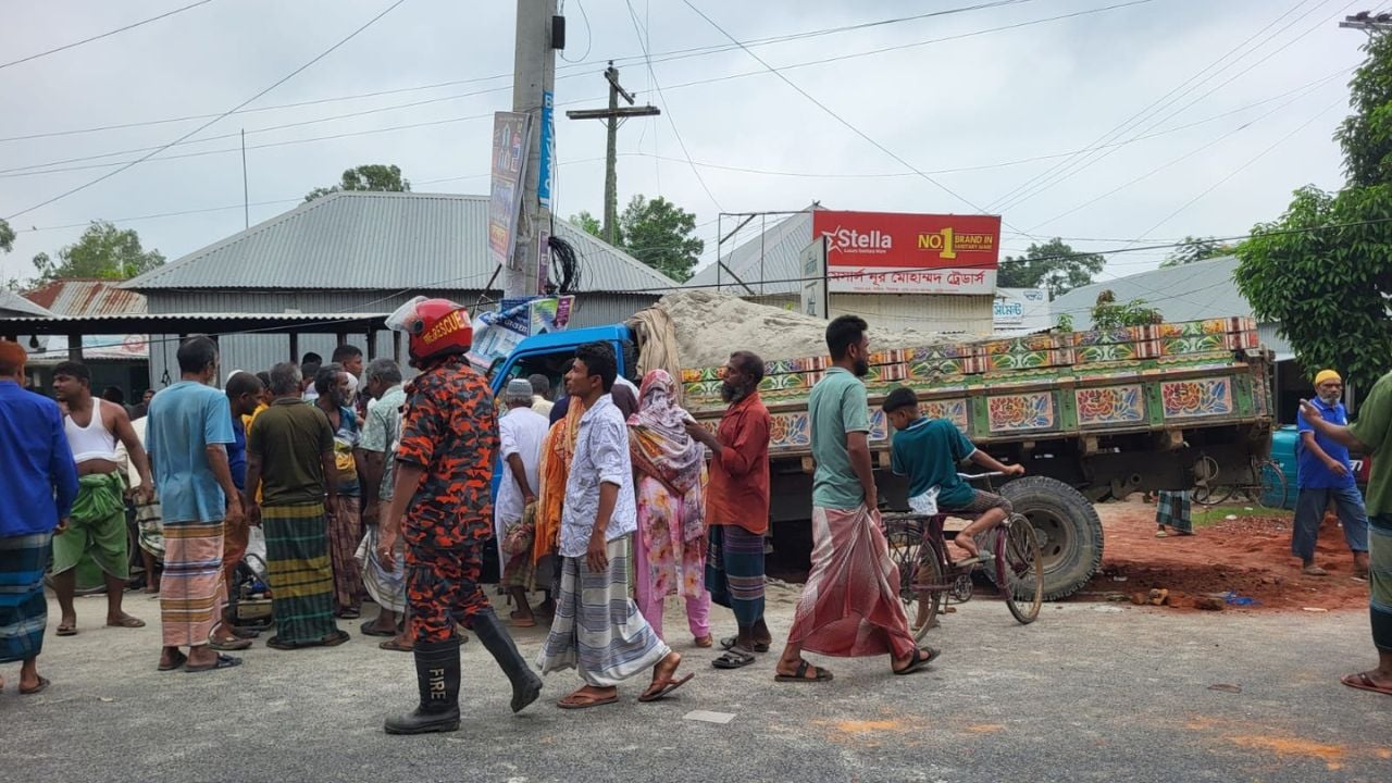 কাজিপুরে বালুবাহী ট্রাক চাপায় নিহত ১, আহত ৩