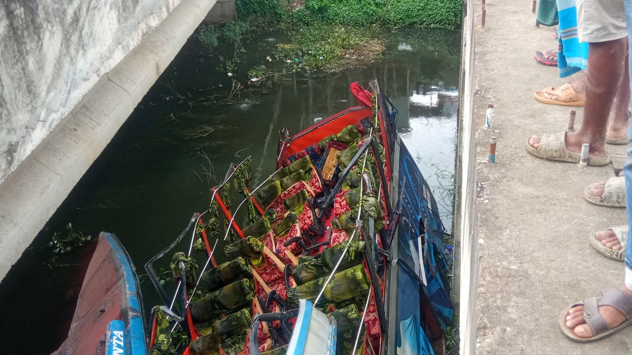 নিয়ন্ত্রণ হারিয়ে দুই সেতুর মাঝে বাস, নিহত ১ আহত ১৫