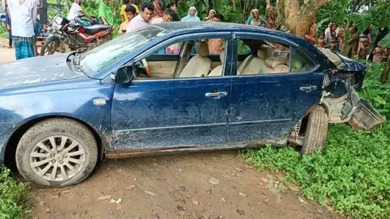 প্রাইভেটকারে ট্রেনের ধাক্কা, নিহত যাত্রী আহত চালক