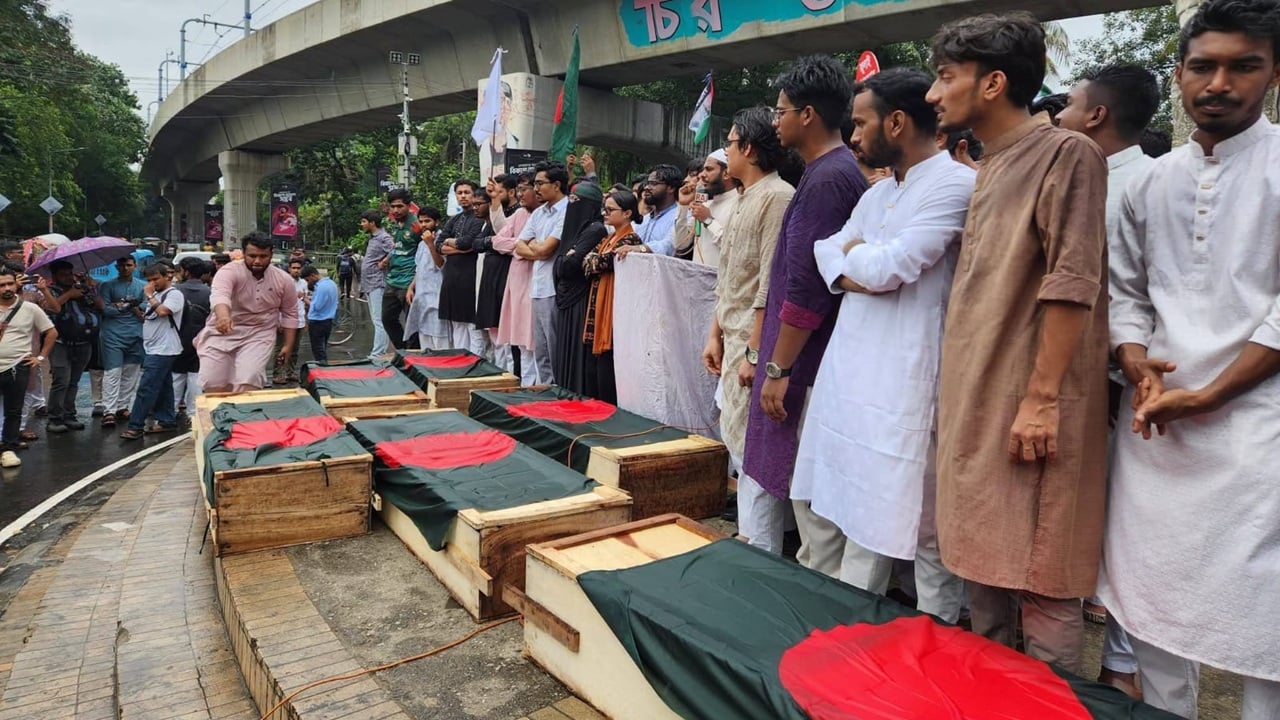 জুলাই হত্যাকাণ্ডের বিচার দাবিতে ছাত্রশক্তির কফিন মিছিল