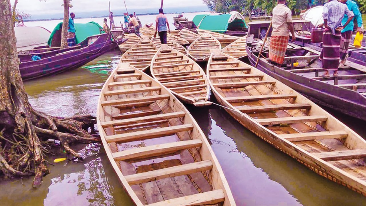 যাতায়াতে নৌকা পেল ১৬ স্কুলের শিক্ষার্থীরা