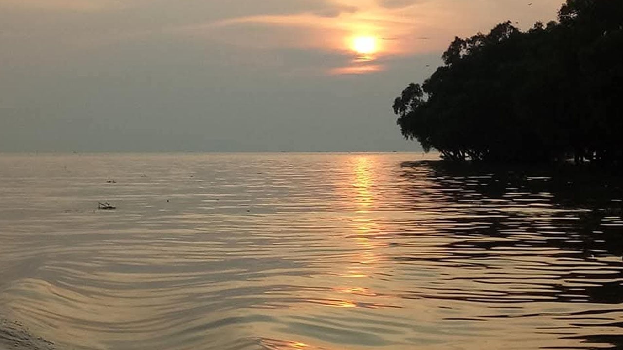 সাগরের বুকে হেলে পড়েছে সূর্যাস্ত।