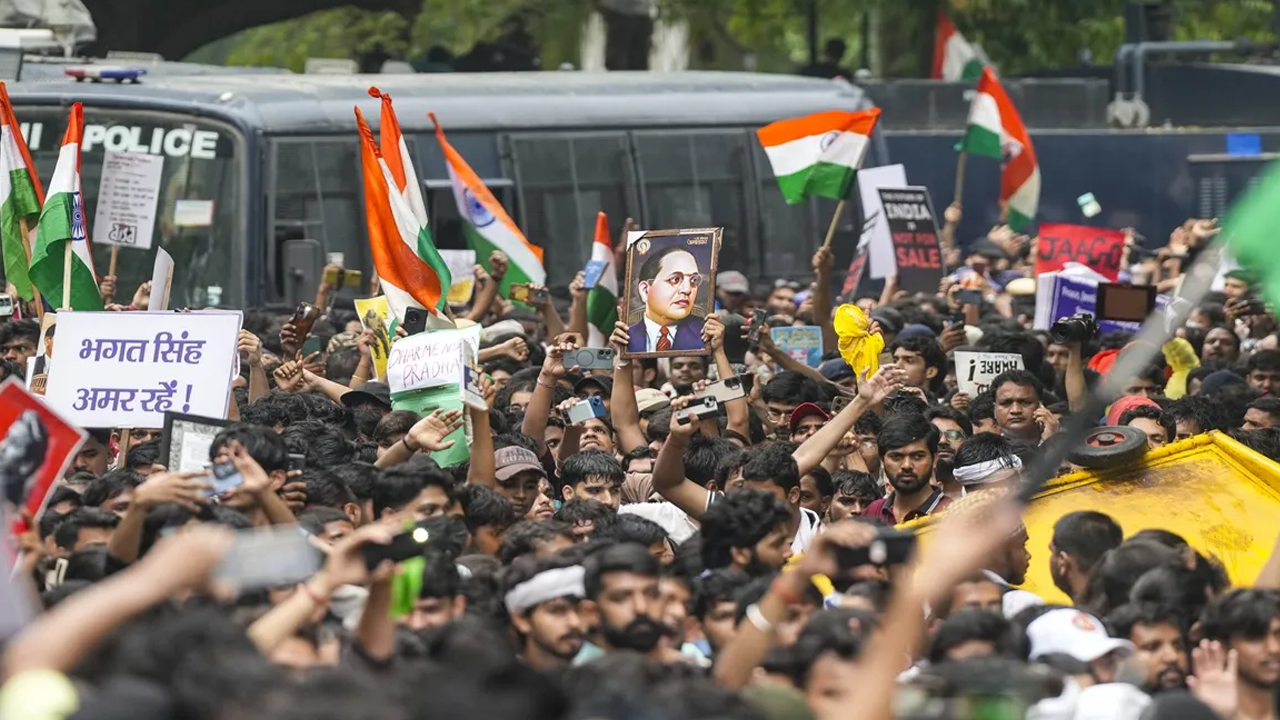 ভারতে ‘তেলাপোকা’র বিক্ষোভে হামলায় আহত ১৭৮, আটক ৭০