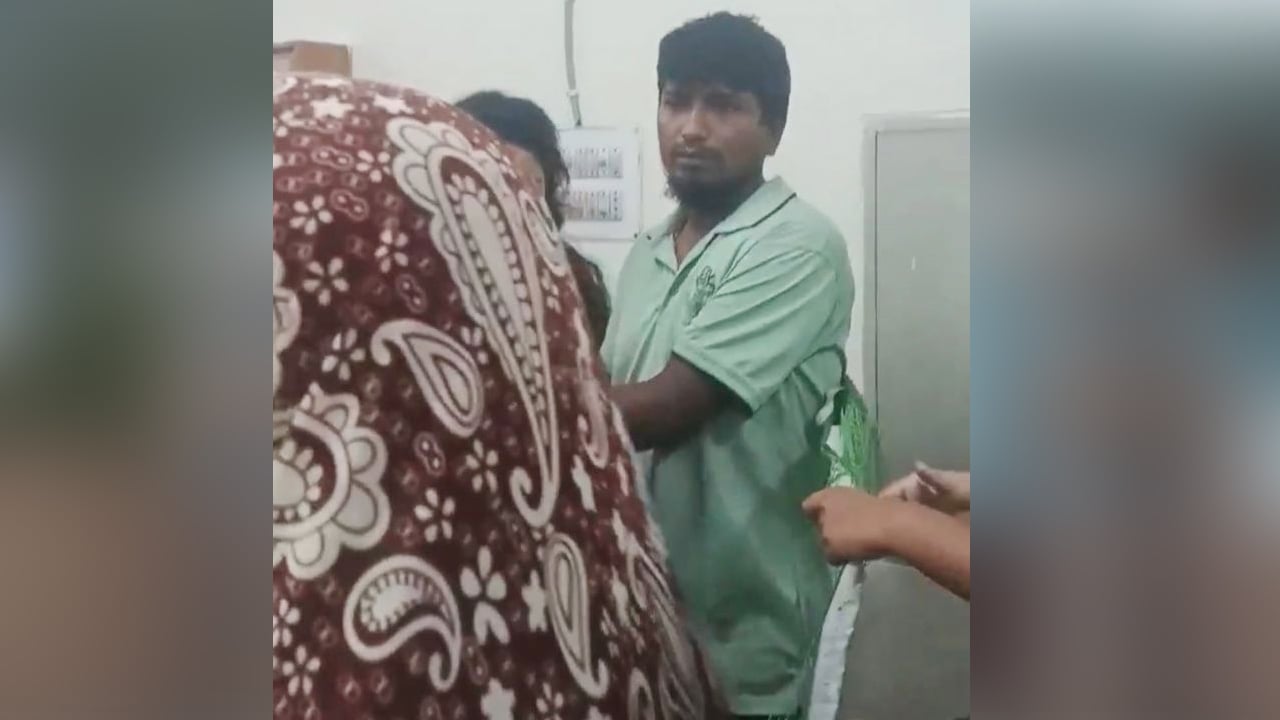 খুবির নারী ওয়াশরুমে গোপনে মোবাইল রাখার অভিযোগ, ক্যান্টিনকর্মী আটক