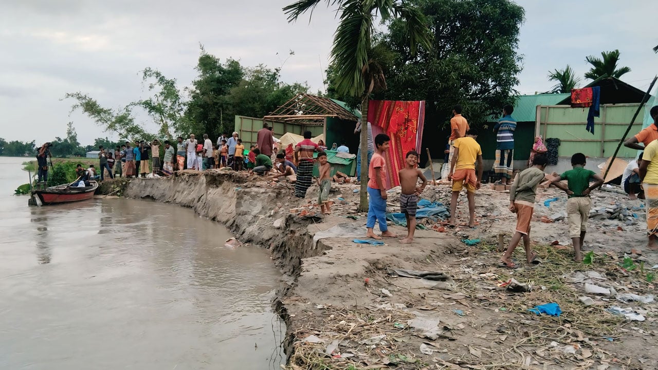 গঙ্গাচড়ায় তিস্তার গ্রাসে ৮ বসতবাড়ি, শত বিঘা কৃষিজমি