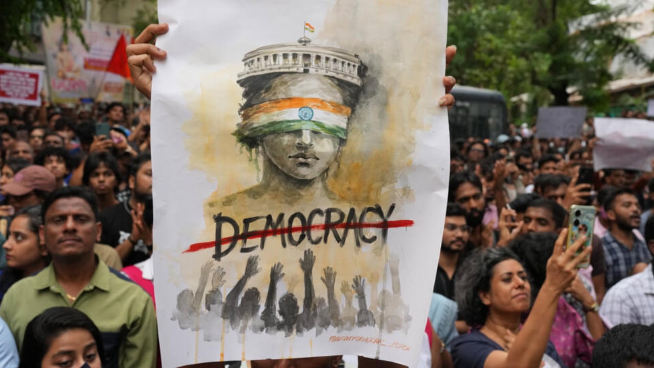 ‘ককরোচ’ সমর্থকদের পদযাত্রায় নিষেধাজ্ঞা, অনড় আন্দোলনকারীরা