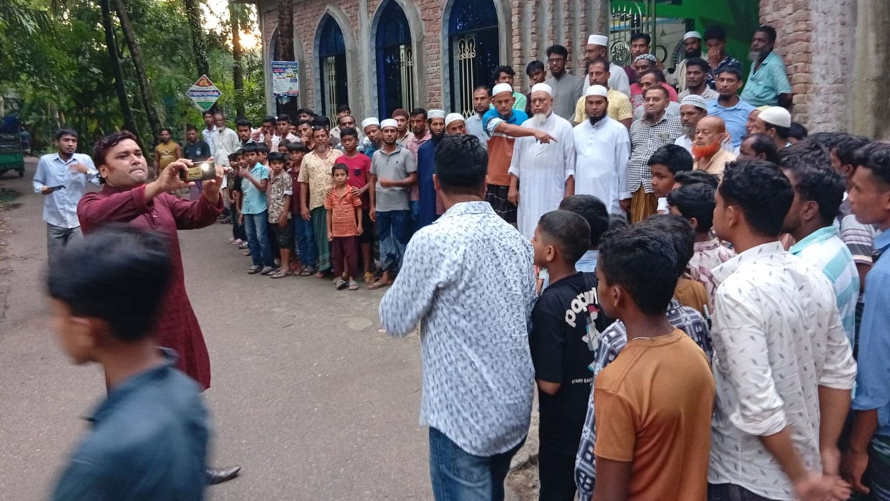 মসজিদের দরজা ভেঙে ইমামকে মারধর নিষিদ্ধ ছাত্রলীগের ৩ নেতাকর্মীর 