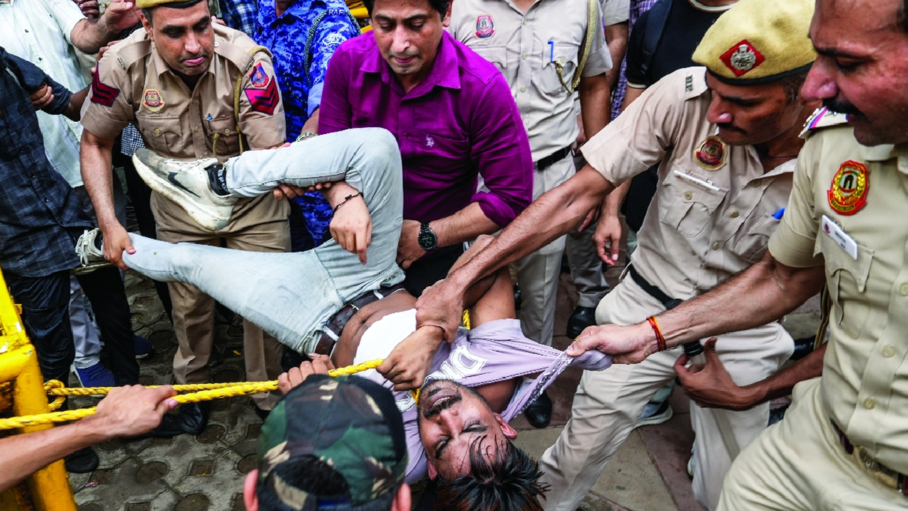 ভারতে ‘তেলাপোকা’র বিক্ষোভে হামলায় আহত ১৭৮, আটক ৭০