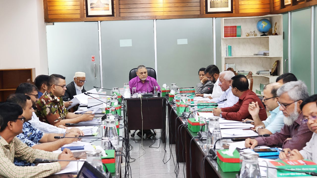 আইন ও আচরণ বিধিমালার সংশোধনী চূড়ান্ত করতে ইসির বৈঠক