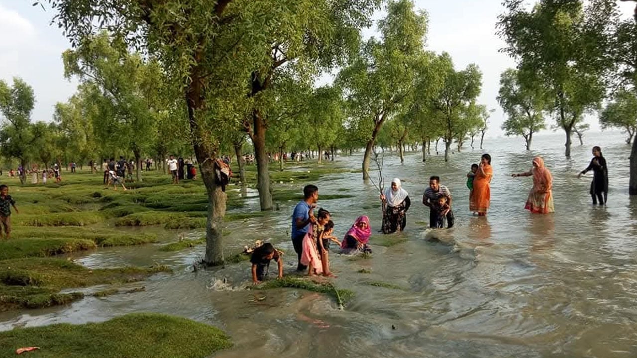 গুলিয়াখালী সমুদ্রসৈকতে পর্যটকরা।