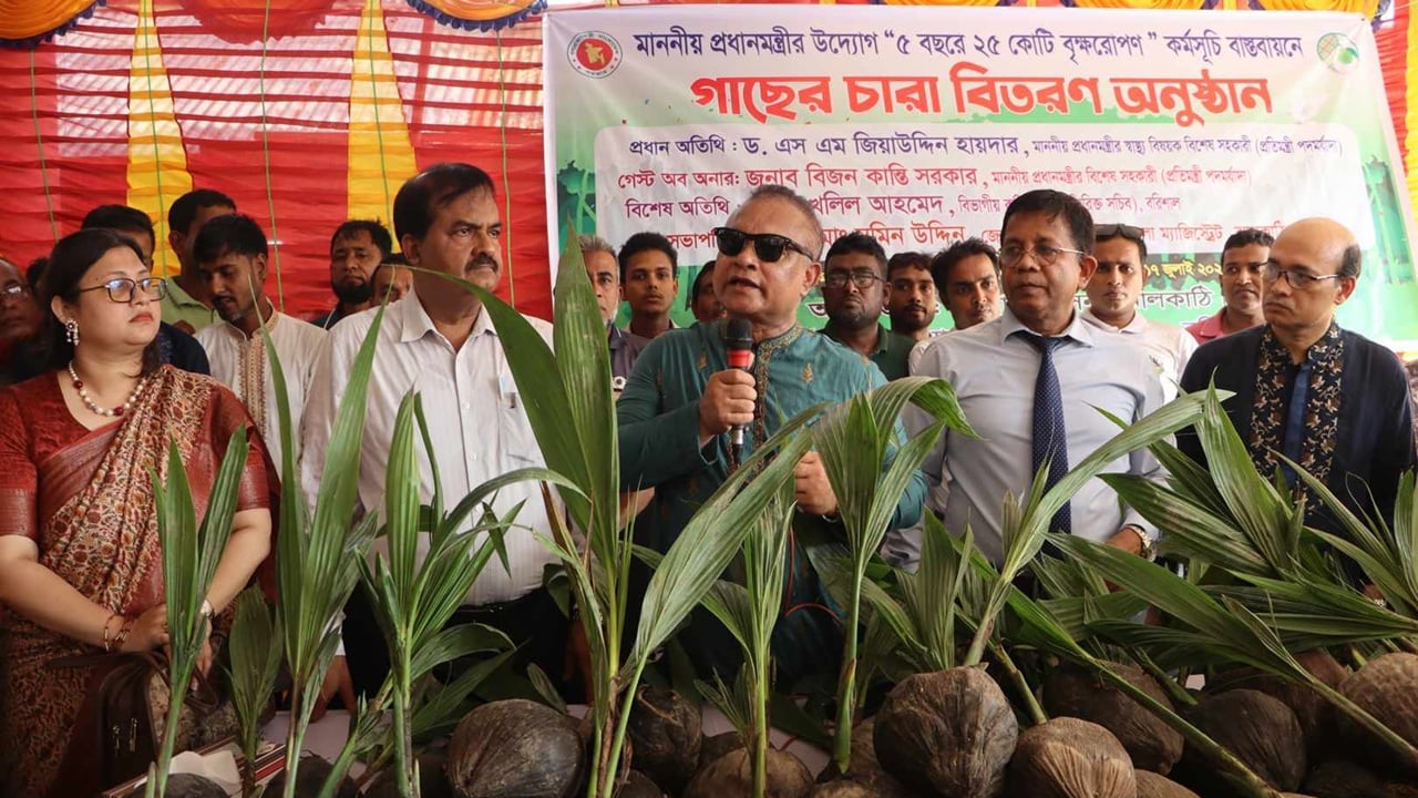 ঝালকাঠিতে রথযাত্রায় হিন্দু সম্প্রদায়ের মাঝে গাছের চারা বিতরণ
