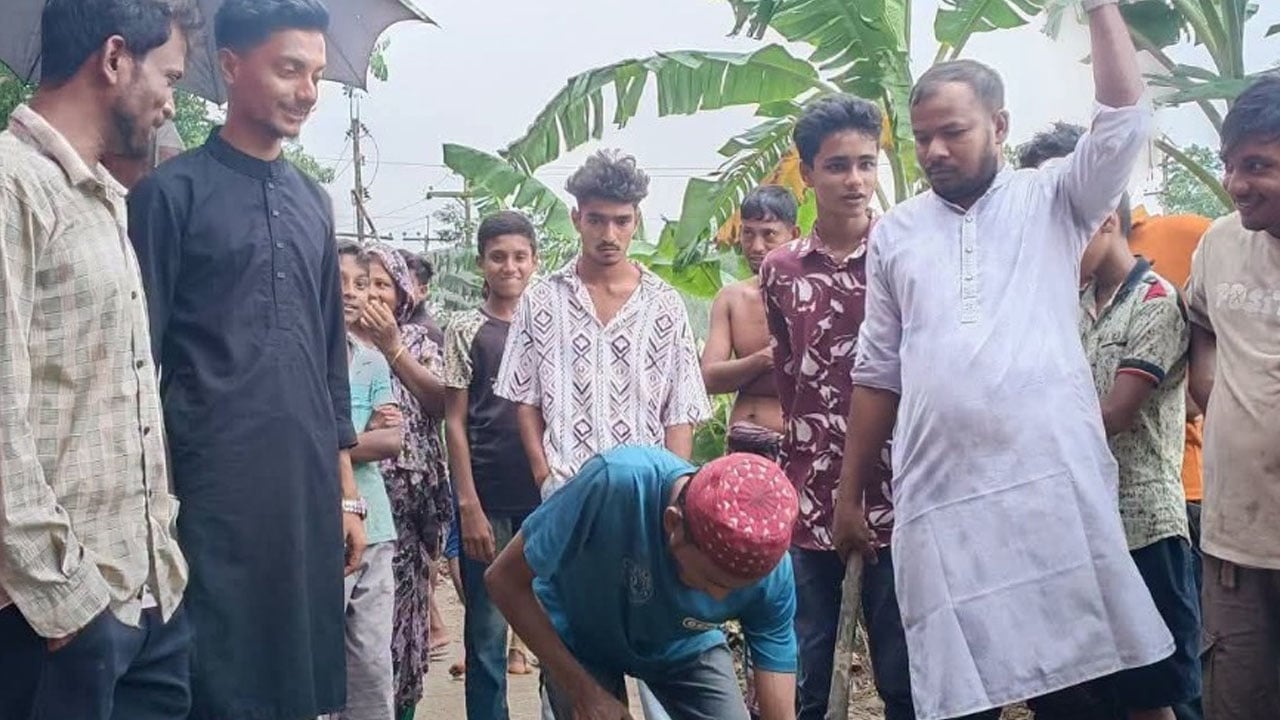 চুরির অভিযোগে যুবককে ১০০ রাকাত নফল নামাজ পড়িয়ে ছেড়ে দিল স্থানীয়রা