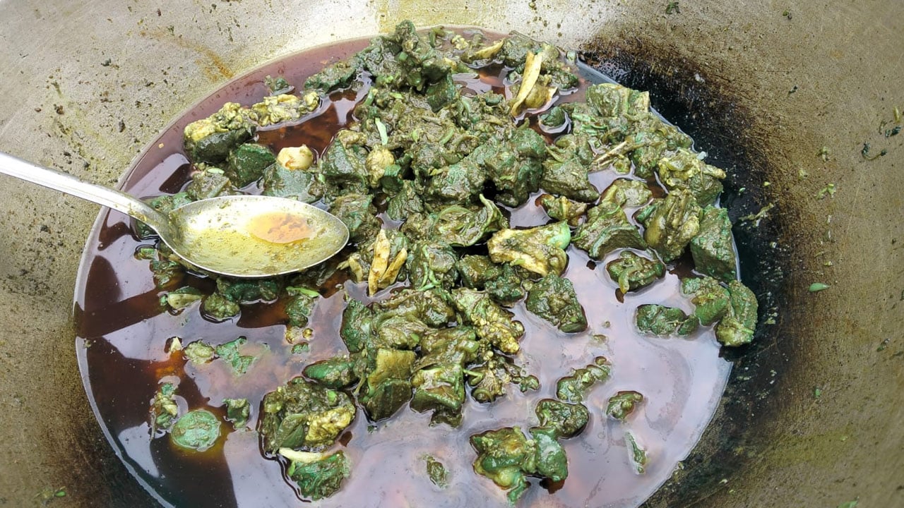 রান্নার সময় গরুর মাংস লাল থেকে সবুজ, কড়াই নিয়ে থানায়