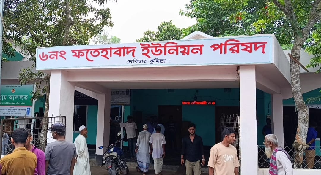হত্যা মামলার আসামির সঙ্গে সচিবের বৈঠক, বিক্ষুব্ধ জনতার হাতে হেনস্তা
