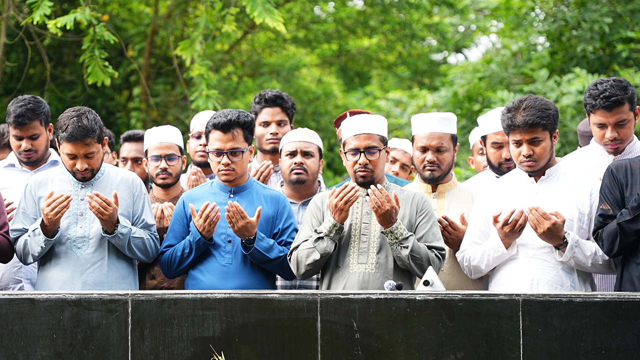 রায়েরবাজারে জুলাই শহীদদের কবর জিয়ারত করলেন শিবির নেতারা