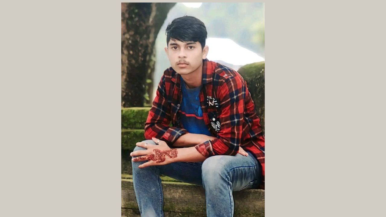 নেত্রকোনায় আন্তনগর ট্রেনে কাটা পড়ে পোশাককর্মী নিহত