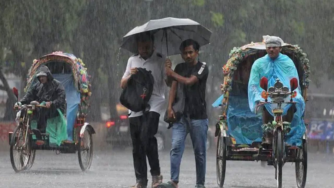 পার্বত্য জেলায় ভূমিধসের সতর্কবার্তা, টানা বৃষ্টি কতদিন চলবে