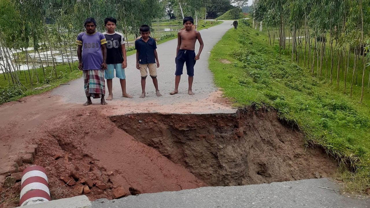 তারাগঞ্জে সেতুর পাশে রাস্তা ধসে যান চলাচল ব্যাহত 

