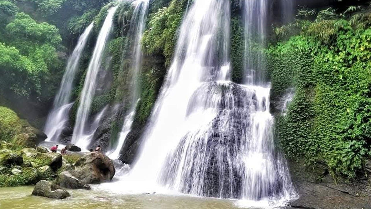 সীতাকুণ্ডের অপার সৌন্দর্য বয়ে চলে ঝরনা।