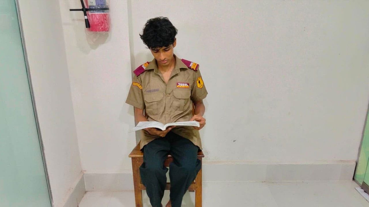 বাবাকে দাফন শেষে রাতে এটিএম বুথে, সকালে এইচএসসি পরীক্ষায় ইকন