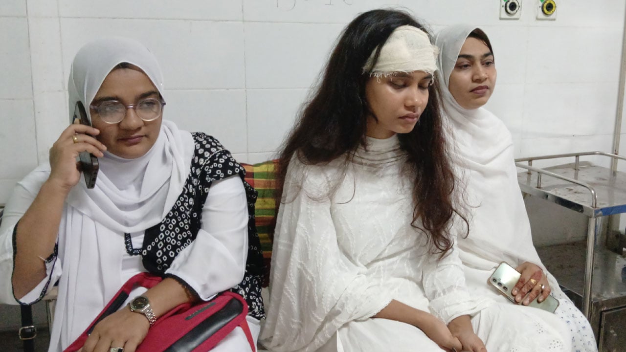 এজলাসে বিচারকের ছোড়া পেপার ওয়েটের আঘাতে আইনজীবীর মাথা ফাটল