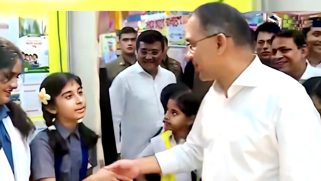 প্রধানমন্ত্রীর সঙ্গে সাক্ষাতের সুযোগ পেল কালকিনির রোশনী

