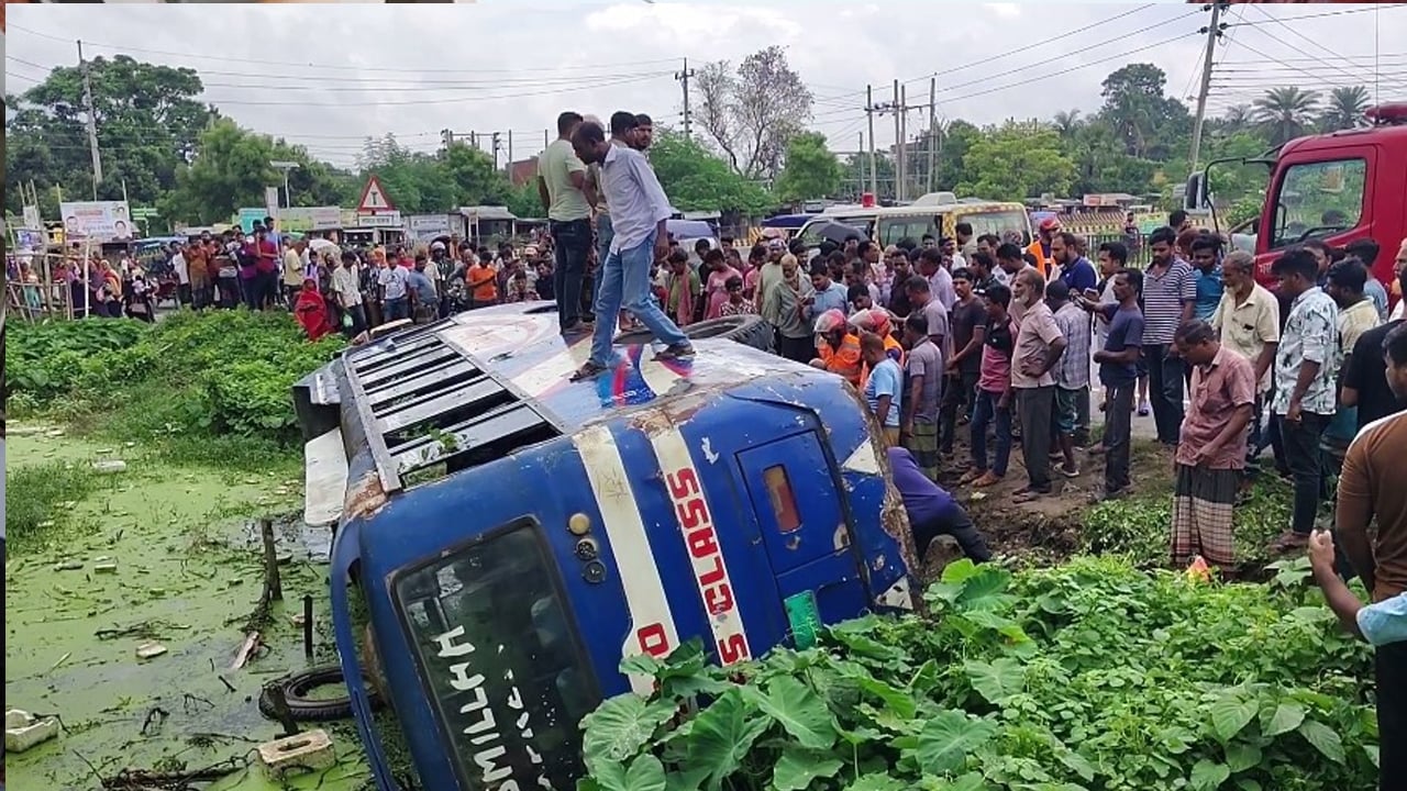 মেহেরপুরে যাত্রীবাহী বাস উল্টে আহত ১০

