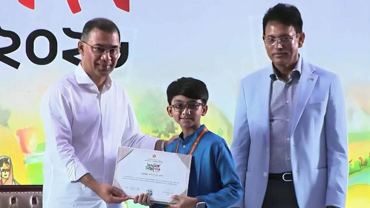 নৃত্যে জাতীয় পর্যায়ে সেরা হয়ে প্রধানমন্ত্রীর হাত থেকে পুরস্কার পেল নির্ঝর