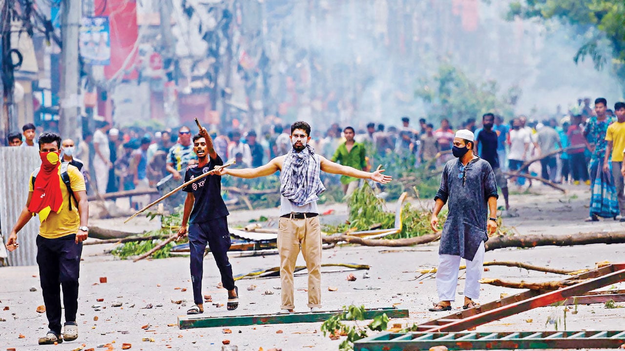 আওয়ামী জুতো পরে হাঁটছে বামরা