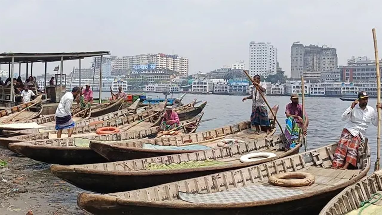 বুড়িগঙ্গায় নৌকার মাঝিদের কাছ থেকে প্রতিদিন ৫০০ টাকা চাঁদা আদায়