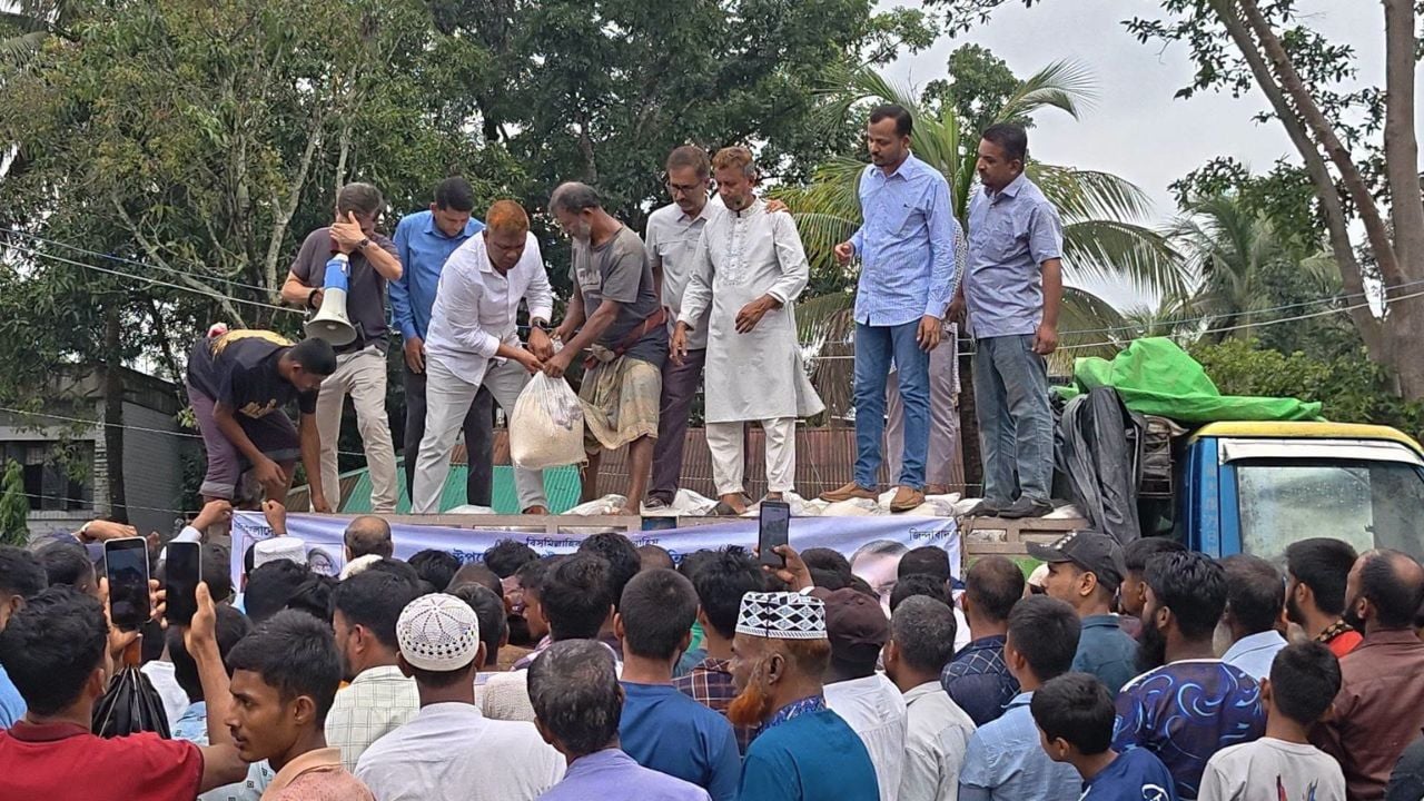 লামায় ২ হাজার পরিবার পেল বিএনপির মানবিক সহায়তা