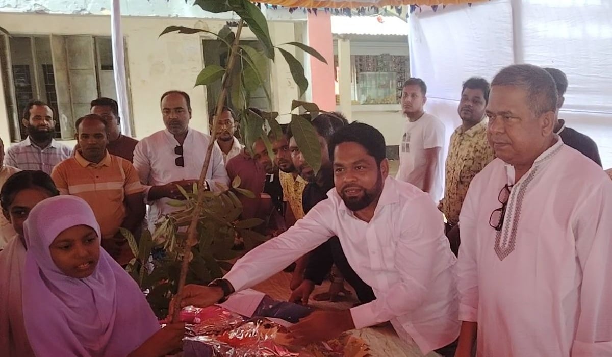 প্রধানমন্ত্রীর বৃক্ষরোপণ কর্মসূচিতে শ্রীপুরে চারা বিতরণ