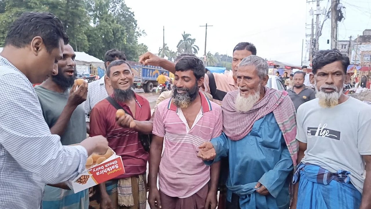 ভিডিওকাণ্ডে এমপি গাজী নজরুলের বহিষ্কারে সাতক্ষীরায় মিষ্টি বিতরণ