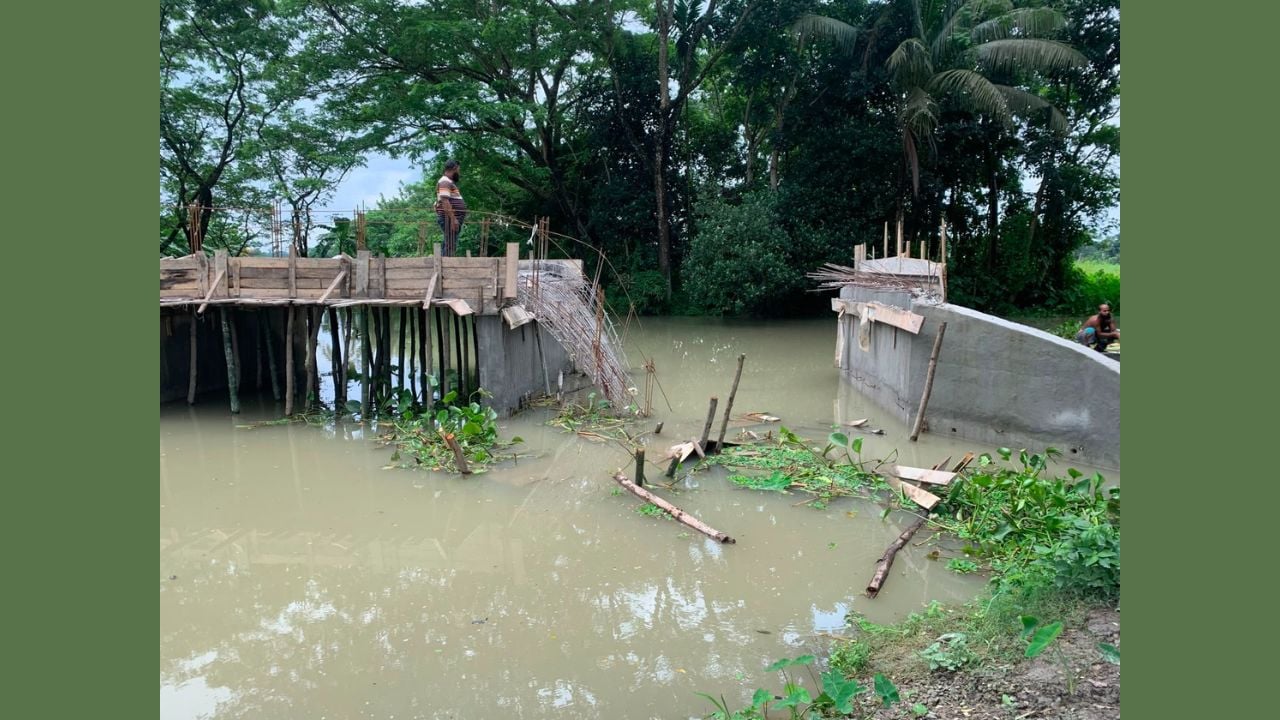 বরিশালে ঢালাইয়ের পরই ভেঙে পড়ল ব্রিজের ছাদ! 
