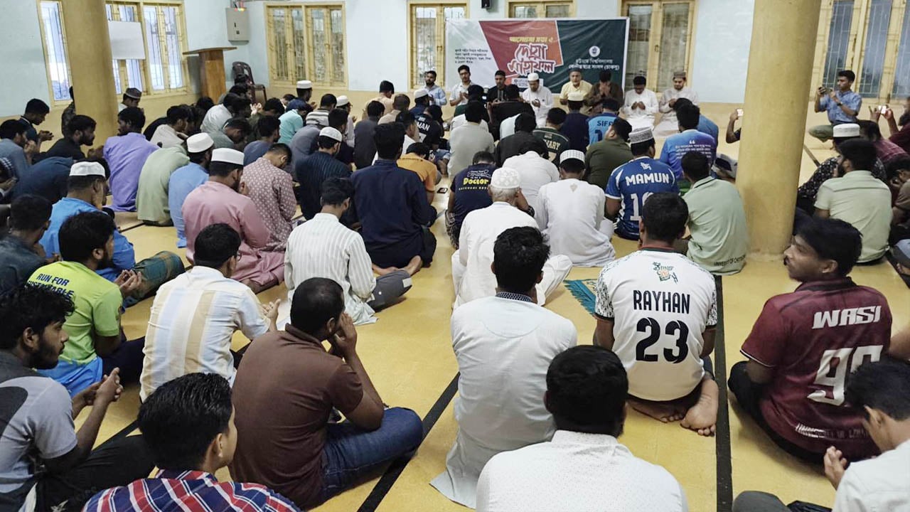জুলাই শহীদদের রুহের মাগফেরাত কামনায় চাকসুর দোয়া মাহফিল

