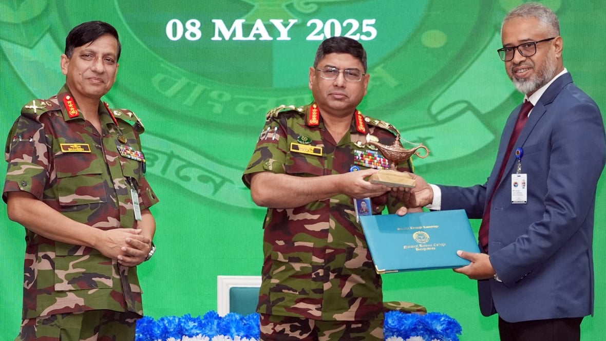 ক্যাপস্টোন ফেলোদের মধ্যে সনদপ্রত্র বিতরণ করলেন সেনাপ্রধান