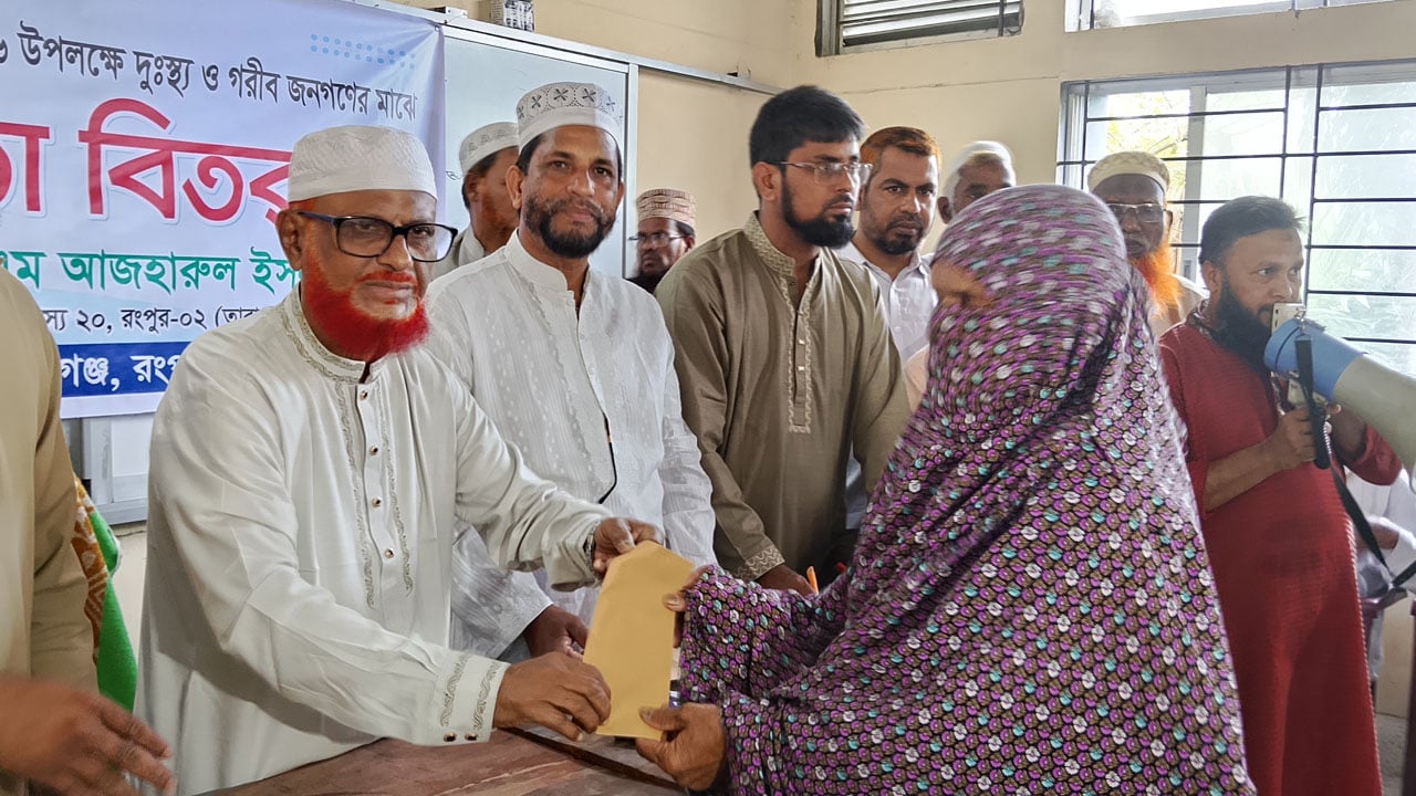 তারাগঞ্জে এটিএম আজহারুল ইসলামের আর্থিক অনুদান