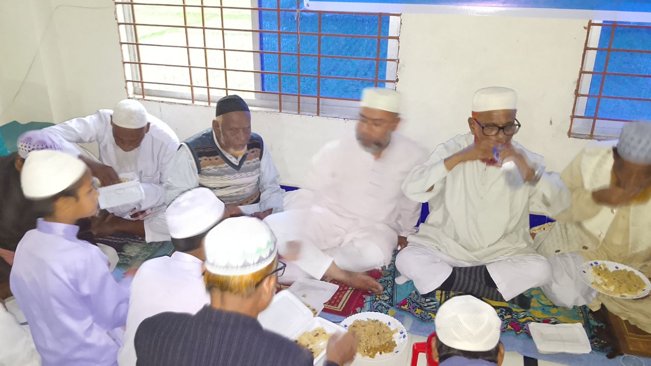 এতিমদের সঙ্গে ইফতার করলেন এটিএম আজহার