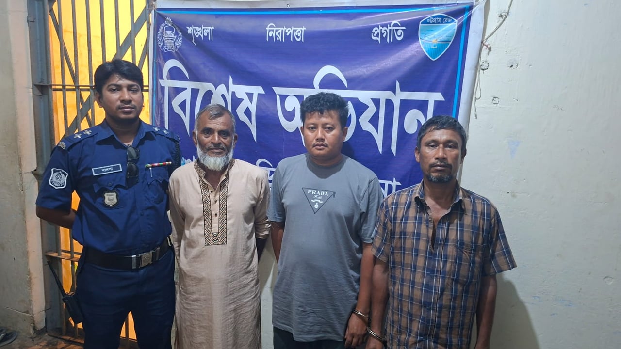 লঠি-বৈঠা নিয়ে মিছিল, পুলিশের অভিযানে আটক ৩