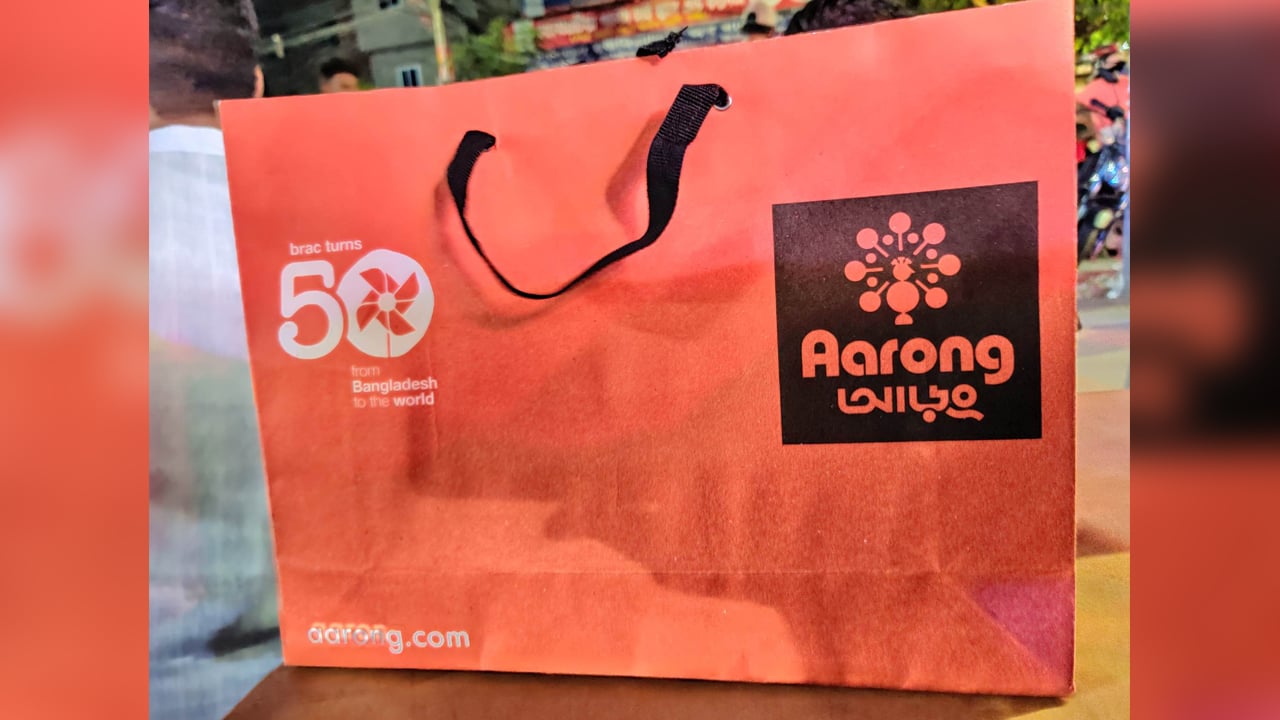 শপিং ব্যাগের দাম নেওয়া বন্ধে আড়ংকে আইনি নোটিশ